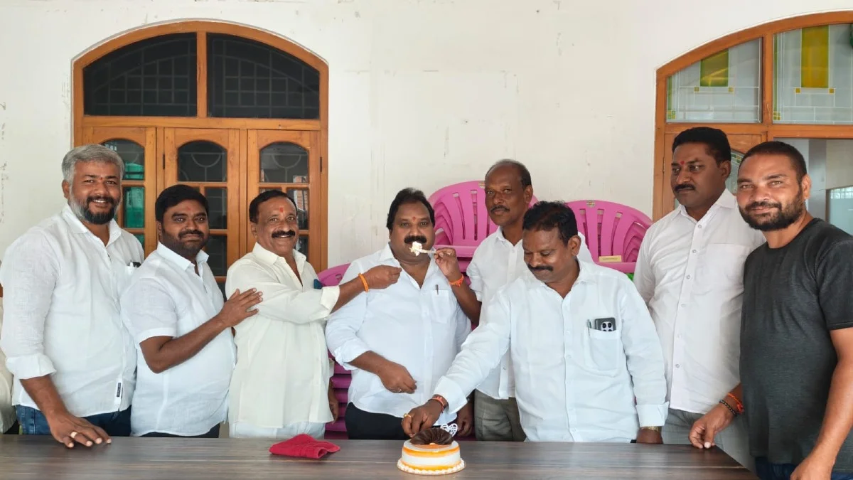 ఎర్రబెల్లి దయాకర్ రావు పుట్టినరోజు వేడుకలు.. కేక్ కట్ చేసిన అరూరి రమేష్